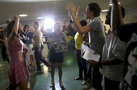 Supporters of Brazil's President Dilma Rousseff protest against the impeachment proceedings on Rousseff in front of the session of the impeachment committee in Brasilia, Brazil, April 6, 2016. REUTERS/Adriano Machado