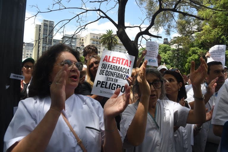 Farmacéuticos se movilizaron a la Plaza Lavalle frente al Palacio de Justicia 