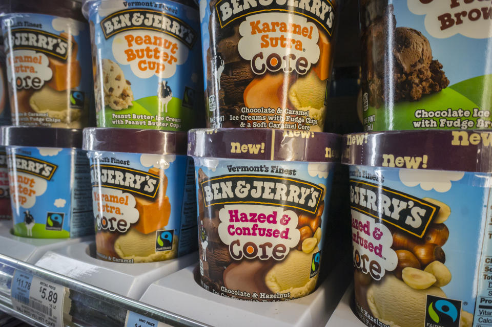 <p>Die Top 10 werden von einem Geschmacksgiganten eröffnet, auch wenn der nicht alleine auf dem zehnten Rang steht. Ben & Jerry’s ist zwar nicht das günstigste Eis, für viele gilt die amerikanische Marke jedoch als eine der besten. Zumindest 4,3 Prozent der Befragten sehen das so. (Foto: ddp) </p>