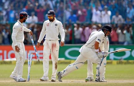 Cricket - India v New Zealand - First Test cricket match - Green Park Stadium, Kanpur - 26/09/2016. India's Virat Kohli (2nd L) celebrates with teammates after winning the match. REUTERS/Danish Siddiqui