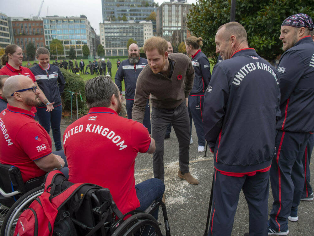 Prinz Harry (m.) mit Sportlern, die an den Invictus Games teilnehmen möchten, im vergangenen Jahr (Bild: imago images/i Images)