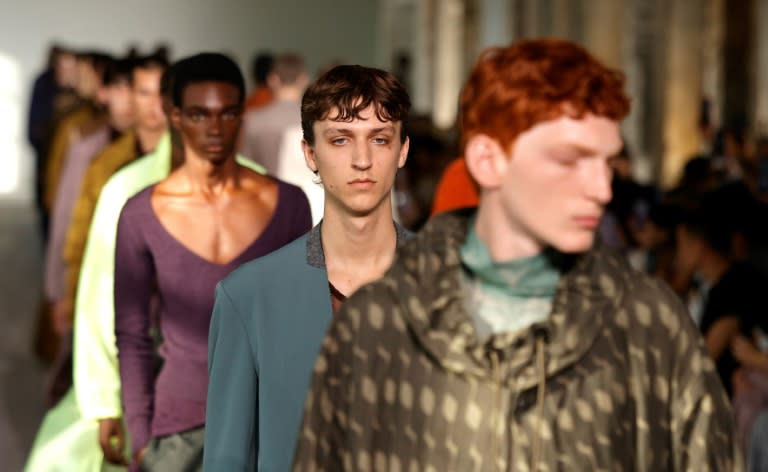 Unos modelos desfilan para el diseñador Dries Van Noten el 22 de junio de 2023 en la Semana de la Moda de París (Geoffroy van der Hasselt)