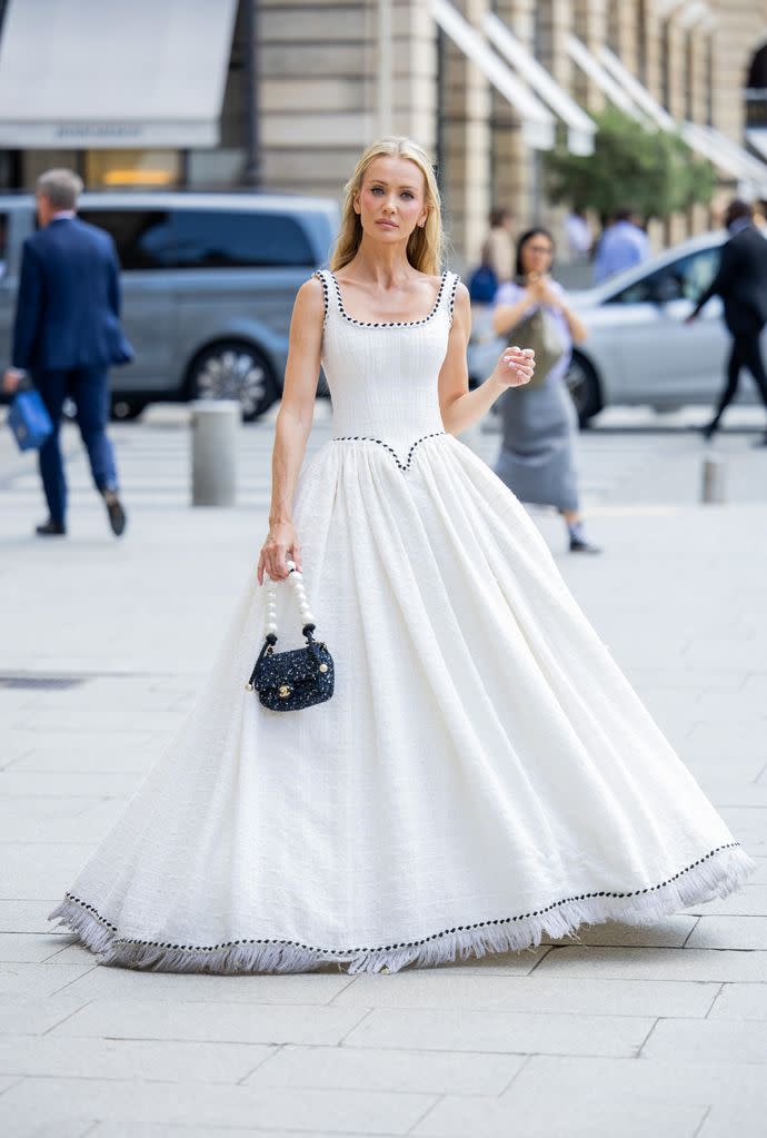 PARIS, FRANCIA - 25 DE JUNIO: Tatiana Korsakova lleva vestido blanco ancho, bolso negro fuera de Chanel durante la Alta Costura Otoño/Invierno 2024/2025 como parte de la Semana de la Moda de París el 25 de junio de 2024 en París, Francia. (Foto de Christian Vierig/Getty Images)