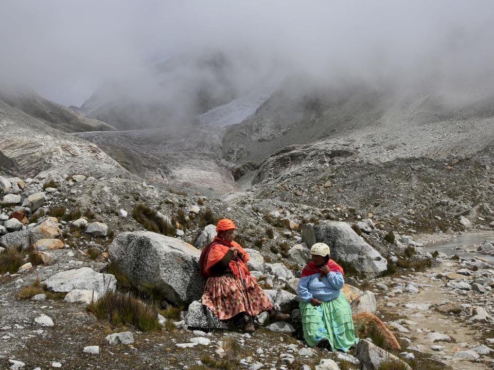 A photo of two Aymaran women taking a rest on the way up the mountain.