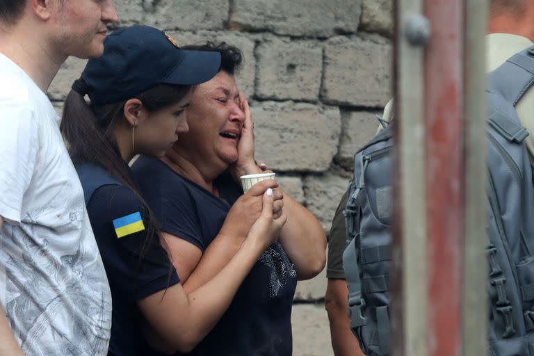 La madre de un empleado que murió tras un ataque con misiles en un edificio administrativo en el centro de Odessa en el lugar del bombardeo el 20 de julio de 2023, en medio de la invasión rusa de Ucrania.(Photo by Oleksandr GIMANOV / AFP)