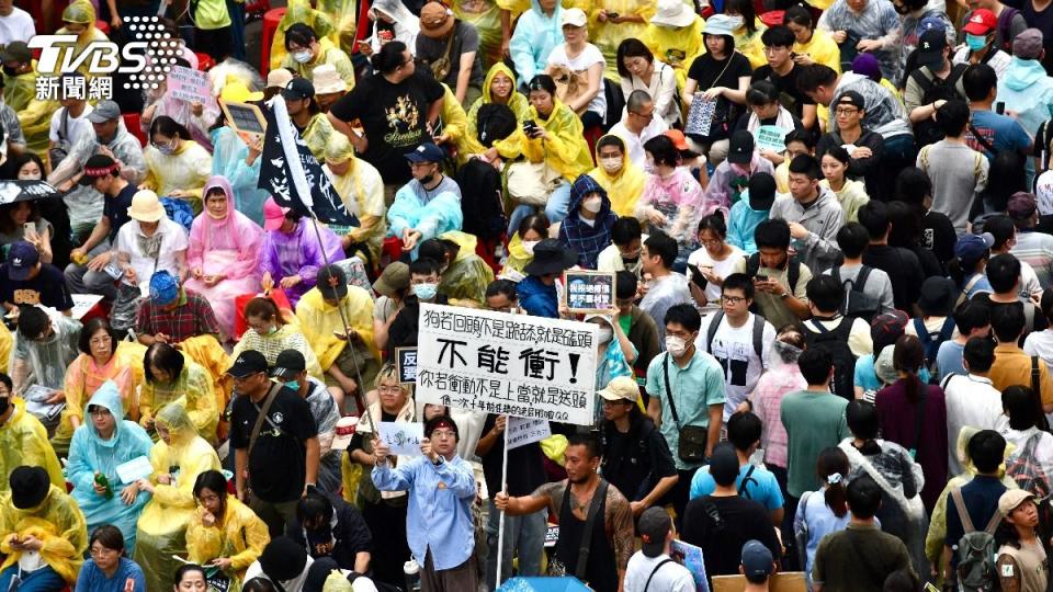 天候不佳，但抗議民眾風雨無阻。（圖／胡瑞麒攝）