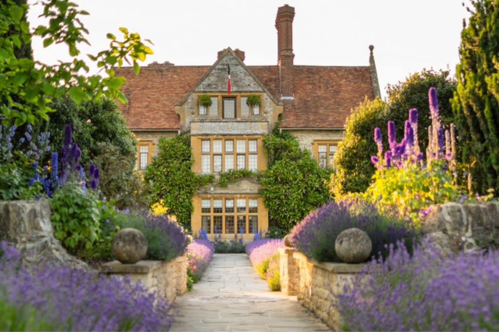 A view of Le Manoir aux Quat’Saisons - Raymond Blanc’s hotel and restaurant that offers cookery courses for food-lovers  (Le Manoir aux Quat’Saisons PR)