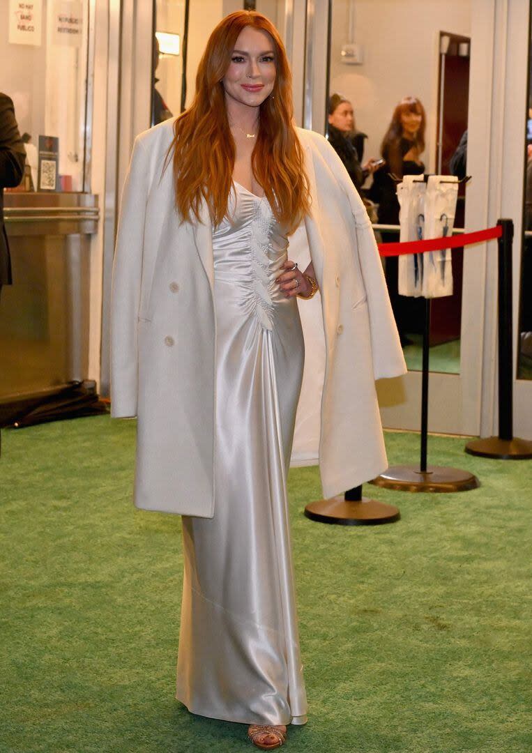 La actriz de 37 años, protagonista del film, pasó por la alfombra verde y posó con un distinguido vestido vintage de satén plateado de John Galliano que adquirió de la Biblioteca de Moda Albright. Acompañó con un tapado blanco y sandalias de tiras