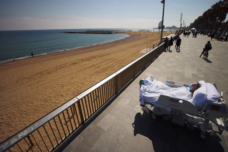 Barcelona Hospital del Mar takes COVID ICU survivor beachside for "sea therapy\