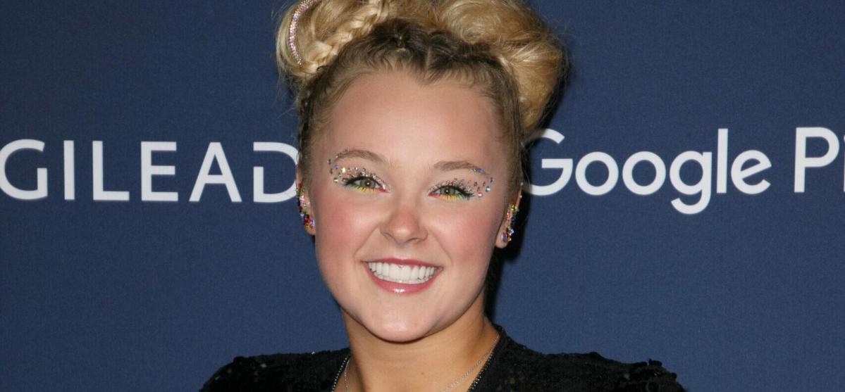 JoJo Siwa causes controversy with her glittery “bump” on the new magazine cover