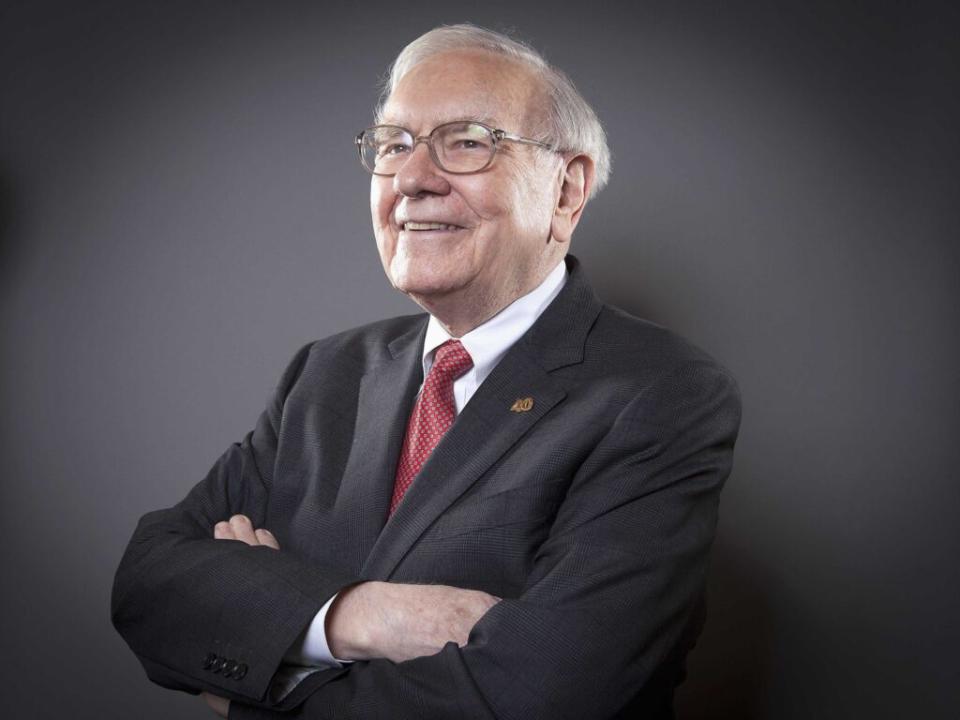 Warren Buffett crossing arms