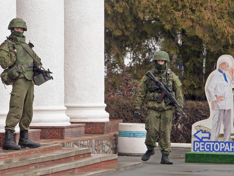 Bewaffnete unweit des Flughafen von Simferopol auf der Krim. Foto: Artur Shvarts