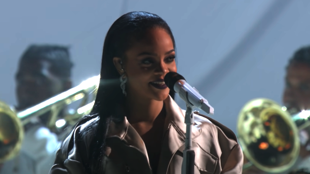 Rihanna replays her biggest hits!! Super Bowl halftime show