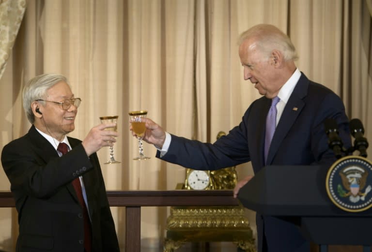 Vietnamese Communist Party General Secretary Nguyen Phu Trong (L) toasts before a luncheon with US Vice President Joe Biden at the US State Department on July 7, 2015 in Washington, DC