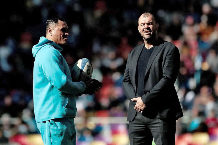 El entrenador de Los Pumas, Michael Cheika, junto a David Kidwell antes del tercer test match frente a Escocia.