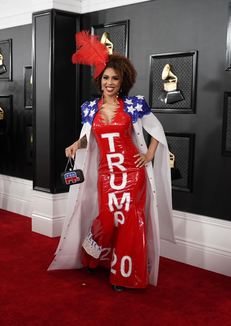 Joy Villa apoyó al presidente Trump con un vestido tan desafortunado como polémico firmado por Desi Designs. (Foto: Mike Blake / Reuters)