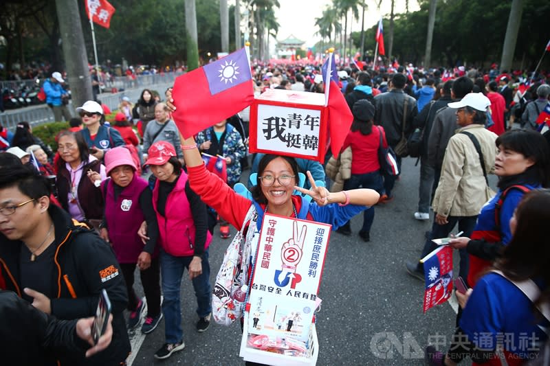 「台灣安全 人民有錢–凱道勝利晚會」9日在台北凱達格蘭大道舉行，有年輕世代自製看板到場響應，表達支持國民黨總統候選人韓國瑜。（中央社）