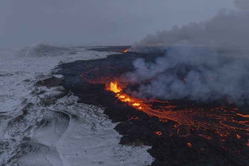 <cite>2023年12月19日，鳥瞰冰島雷克雅內斯半島活火山原始裂縫的活躍部分。（美聯社）</cite>