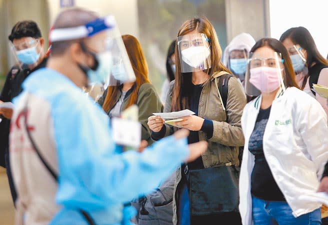 台北市長柯文哲意有所指表示，台灣有感染，每個人都倒楣。圖為桃園機場入境管制區內，一群剛下機的菲籍移工，在勞動部人員引導下準備通關入境。（范揚光攝）