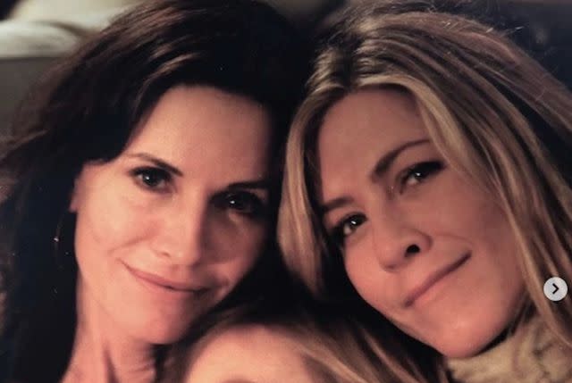 Jennifer Aniston Sends A Smooch To Incredible Courteney Cox On Her 59th Birthday 1932