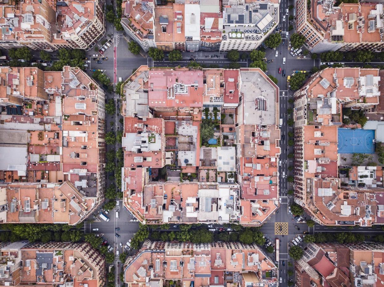 <span class="caption">Vista aérea de las supermanzanas de Barcelona.</span> <span class="attribution"><a class="link " href="https://www.shutterstock.com/es/image-photo/drone-photo-looking-down-over-barcelonas-1660731472" rel="nofollow noopener" target="_blank" data-ylk="slk:David Alf/Shutterstock;elm:context_link;itc:0;sec:content-canvas">David Alf/Shutterstock</a></span>