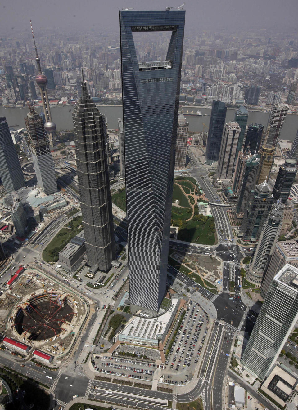 Edificio Shanghai World Financial Center, en Shanghai, China, es el cuarto en el escalafón mundial, con 492 metros (1,614 pies) y 101 pisos. AP Photo/Shanghai Pacific Institute for International Strategy, HO