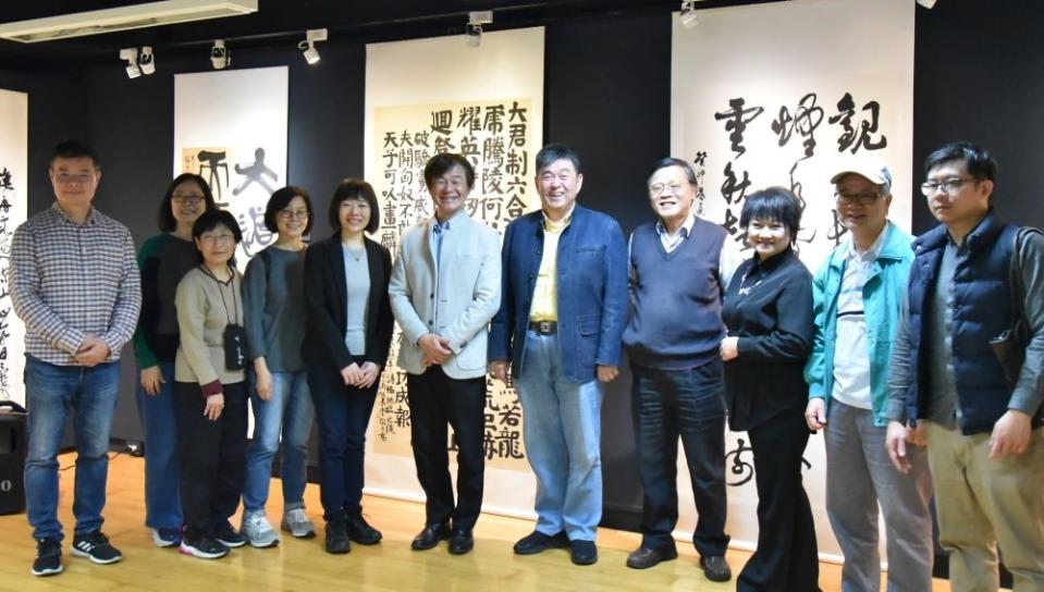 《圖說》參觀者與書法家周宗達（右二）參展作品《梁甫吟》合影。〈華梵大學提供〉