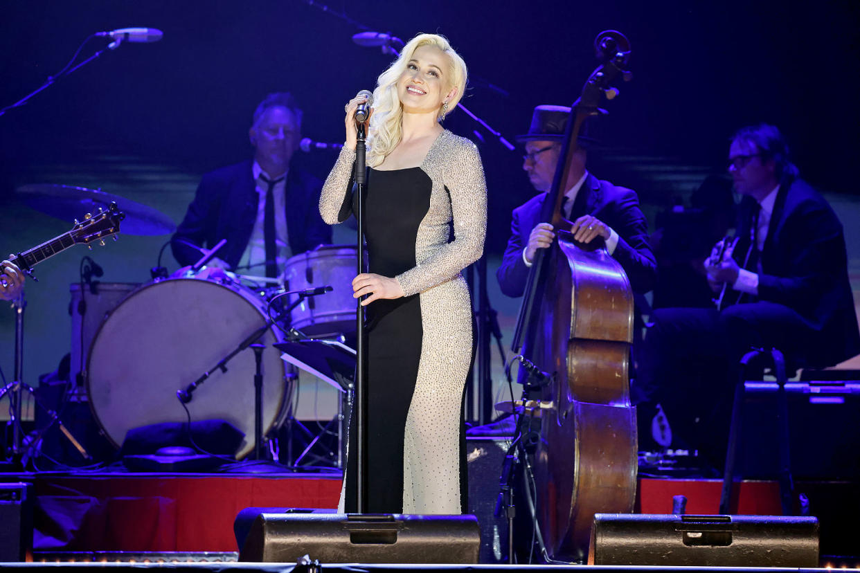 Kellie Pickler performs onstage (Jason Kempin / Getty Images)