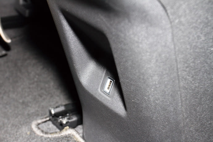 於後座冷氣口下緣有12V的USB充電插槽，相當貼心的設計。 版權所有/汽車視界