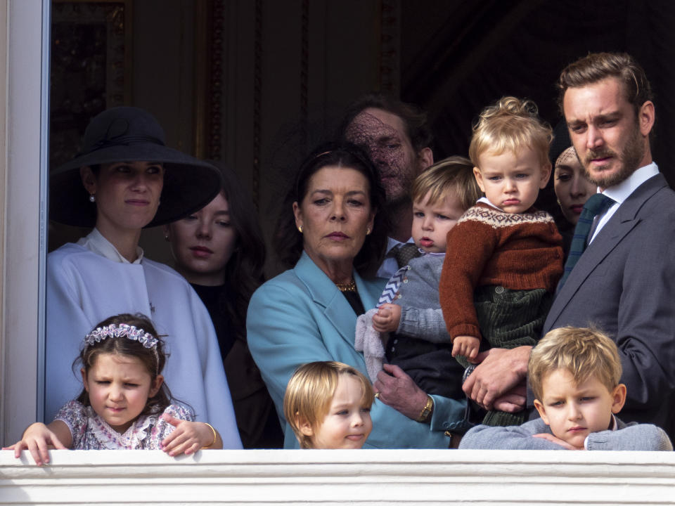 El 19 de noviembre Mónaco celebró su Día Nacional, una cita ineludible para la familia real en la que los más pequeños robaron el protagonismo. En esta imagen vemos a la hija mayor de Grace Kelly ejerciendo de matriarca rodeada de cinco de sus nietos. (Foto: Arnold Jerocki / Getty Images)