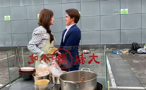 劇中李博翔飾演的侯八天，與飾演孟波女的梁以辰，在其所經營的民宿中，迸出各種火花與爆笑趣事。（圖／《限時同居侯八天》）