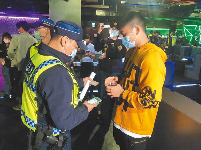 高市警苓雅分局20日出動大批警力，在學生開學前最後周末，到夜店、酒吧、KTV等場所，實施「擴大臨檢專案」勤務。（洪浩軒攝）