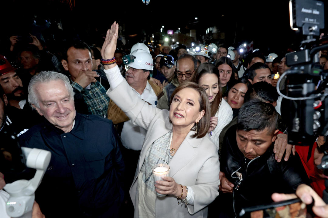 En punto de la media noche, Xóchitl Gálvez, candidata presidencial de la coalición Fuerza y Corazón por México, integrada por el PAN-PRI-PRD, arrancó su campaña con una caminata nocturna por las calles de Fresnillo, Zacatecas.