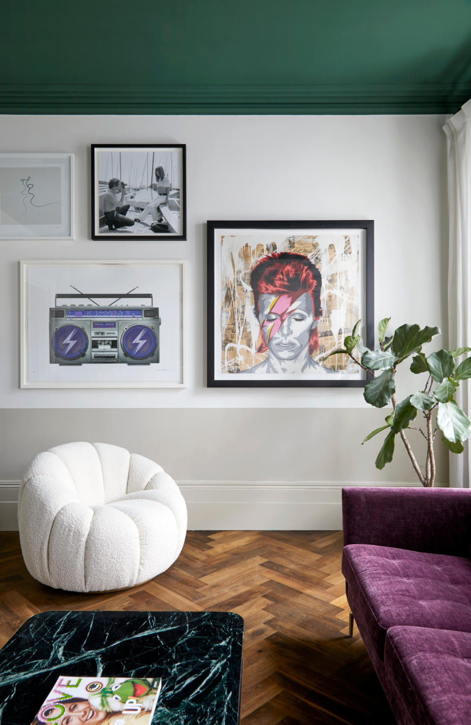 Living room with white and soft grey walls, emerald green ceiling and wood parquet floor