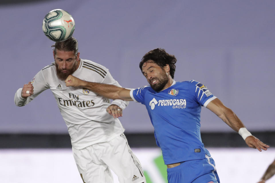 Sergio Ramos, del Real Madrid, disputa un centro con Xabier Exeita, del Getafe, durante un encuentro de La Liga, el jueves 2 de julio de 2020 (AP Foto/Bernat Armangue)