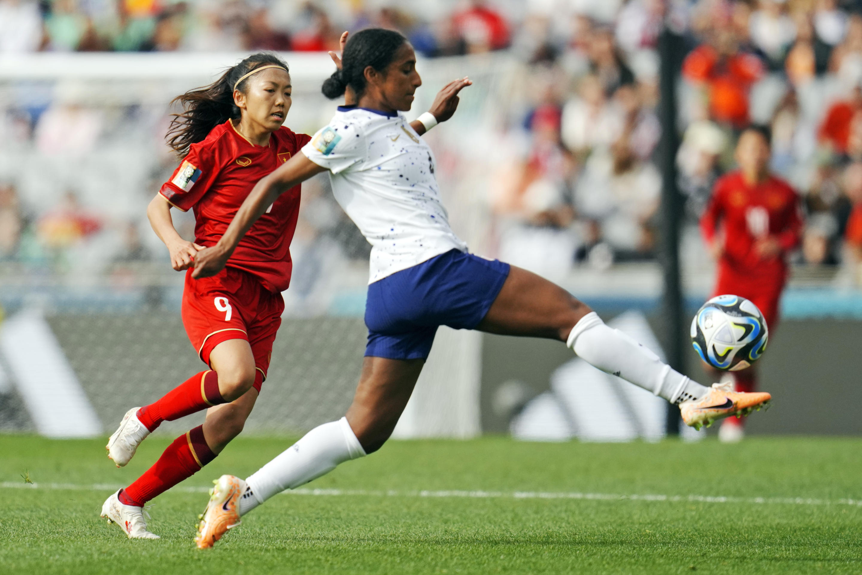 États-Unis'  Naomi Girma, à l'avant, contrôle le ballon alors que la Vietnamienne Nhu Huynh (9) poursuit pendant la première moitié du match de football du groupe E de la Coupe du monde féminine entre les États-Unis et le Vietnam à Eden Park à Auckland, en Nouvelle-Zélande, le samedi 22 juillet 2023. (AP Photo/Abbie Parr)