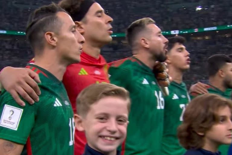 Un joven fan de Memo Ochoa, y una imagen de felicidad absoluta en la selección de México