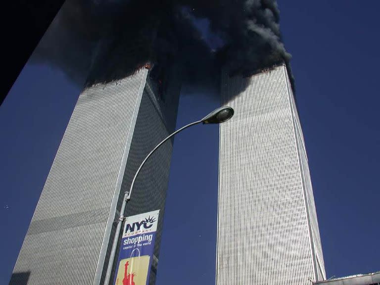 Columnas de humo salen de las torres del World Trade Center en Nueva York