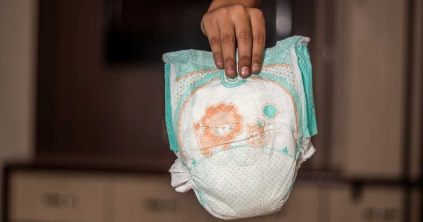 一位母親在飛機上丟女兒的髒尿布，結果遭到空服人員指責。（示意圖／pixabay）