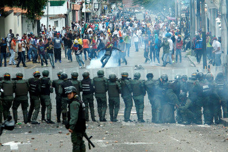 Demonstrators clash with members of Venezuelan National Guard during a rally demanding a referendum to remove Venezuela's President Nicolas Maduro in San Cristobal, Venezuela October 26, 2016. REUTERS/Carlos Eduardo Ramirez