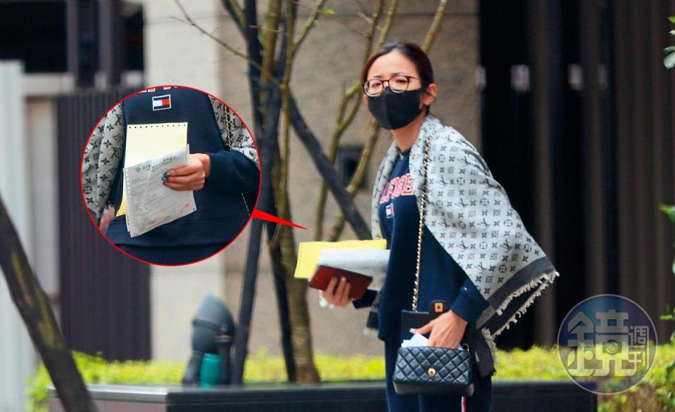 11：52  中天記者王乃伃出門前往急診，她一身家居，而且罕見地戴了口罩。小圖為她的醫療相關文件。