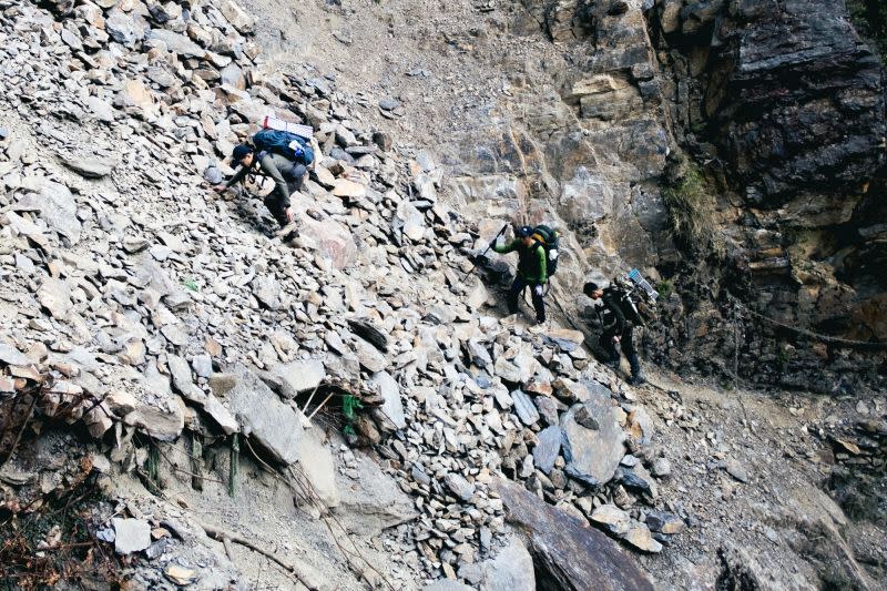 ▲呂忠翰帶劇組離開既定傳統路線，完成登上玉山東峰的艱難任務。（圖／公視提供）