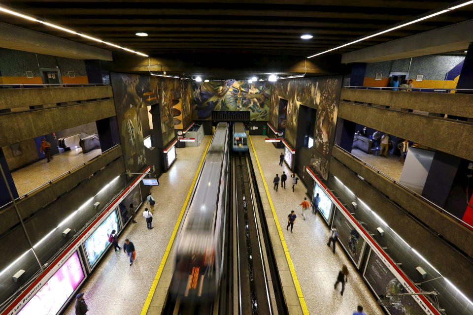 A subway train arrives at a station in Santiago, Chile, September 2, 2015. REUTERS/Ivan Alvarado