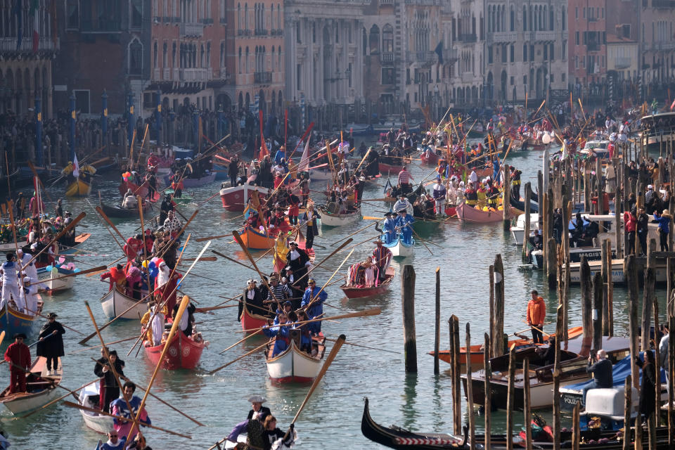 Las fotos del Carnaval de Venecia que muestran lo abarrotado que está