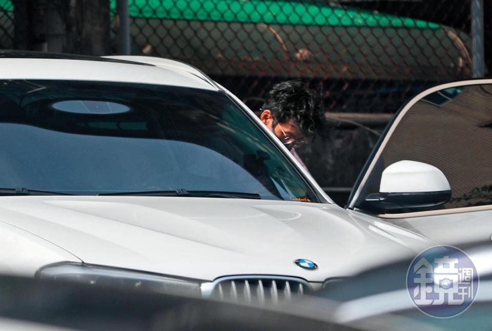 6月8日 15：30 阿翔進了自己的那輛BMW，也是他被拍到跟謝忻暗夜車會的同輛BMW。