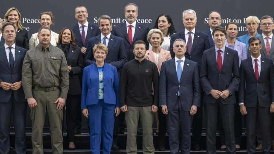 World leaders pose for a photo. Central is Zelenksy, behind whom is von der Leyen. Sunak, Trudeau and Kamala Harris are also among the crowd