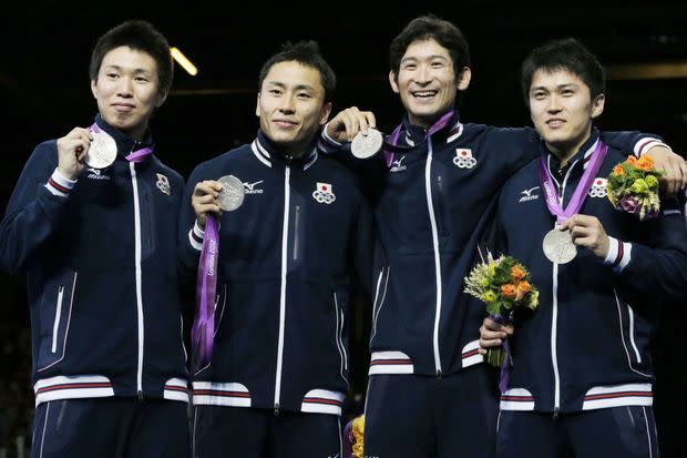 Suguru Awaji, Yuki Ota, Ryo Miyake, et Kenta Chida, médaillés d'argent aux JO de Londres, en 2012, au fleuret par équipe.