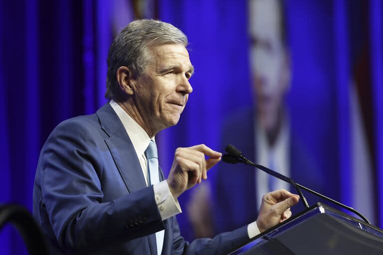  El gobernador de Carolina del Norte, Roy Cooper, habla en la cena de recaudación de fondos de la Unidad Demócrata de Carolina del Norte en Raleigh, Carolina del Norte, el sábado 20 de julio de 2024. 