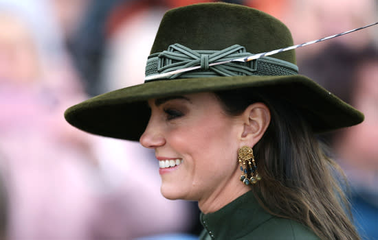 Kate Middleton con sombrero verde de Philip Treacy