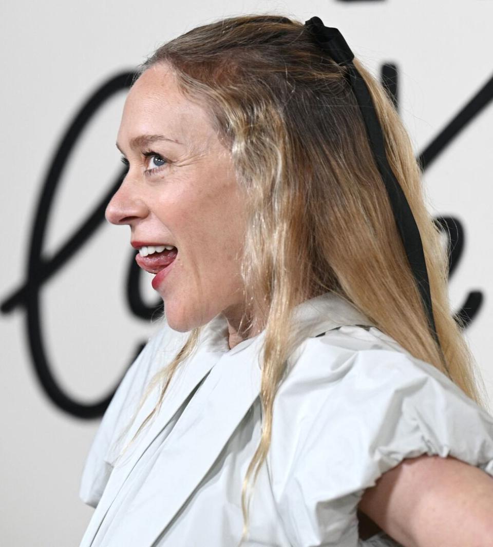 Chloe Sevigny interpreta en la historia a CZ Guest, la socialité que tiene una mirada más condescendiente tras la traición que Capote ejecuta contra su círculo íntimo